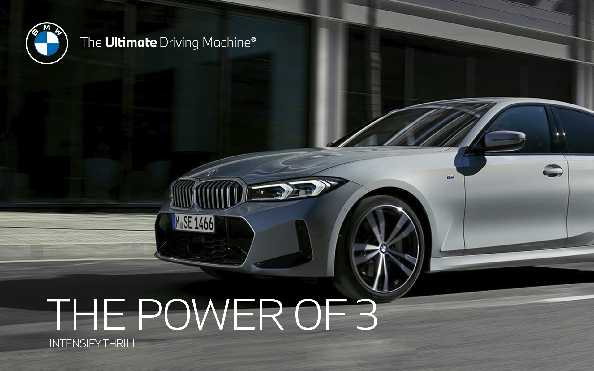 Cartel publicitario BMW M3 con vehículo y campaña de comunicación visual